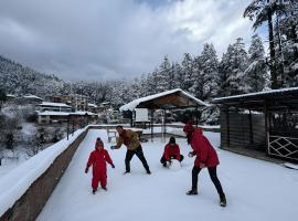 The Suraj Cottage Manali ! Private Parking ! Bonfire ! Playing Zone ! Near Mall Road, hotel in Manāli
