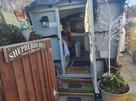 Blue bells Small but quirky & Cozy Shepherd's Hut
