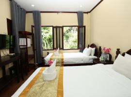 We House River View Hotel And Travel, ξενοδοχείο σε Luang Prabang