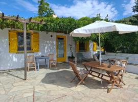 Myrto Yellow Holiday House, hotel in Stafylos