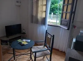 Studio calme, ventilé dans écrin de verdure 2mns de la plage, du bourg