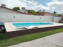 Casa con pileta,quincho ymas servicios para vos
