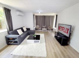 3 Bedroom and big yard, hotel in Hamilton