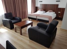 Pod Kominem Pokoje i Apartamenty, hótel í Brzezie