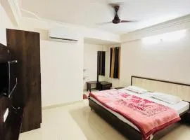 CHANDRAM HOTEL I just 450mtr from shreenathji temple I 7TO8 min walking distance I 966o9o1oo6