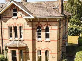 Large 2 bedroom town centre flat with free parking，位于多切斯特的酒店