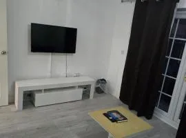 Starfluence Properties - Lovely Double Room