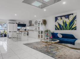 The Luxe Waterfront, hotel in Sandstone Point