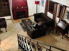 Kleine Villa mit Pool und freie Sicht auf die Berge, hotel in Somerset West