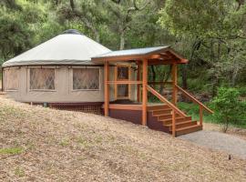 Chic Woodland Yurt Rental on a Wellness Ranch in Southern California, hotel in Cayucos