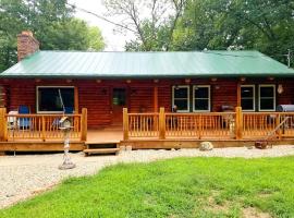 Charming Log Cabin Getaway with Private Hot Tub near Decatur, Illinois، فندق في Larkdale