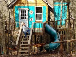 Enchanting Tree House with a Slide on 200 Acres for a Family Adventure in Germantown, Kentucky, hotel in Germantown