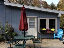 Cozy Studio Cabin Rental with Hot Tub Perfect for Glamping in Ohio, glamping v destin&aacute;cii Logan