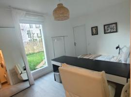 Studio lumineux jardin privatif Paris & Disney, hotel in Noisy-le-Grand