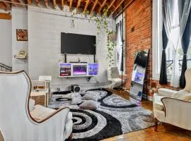 Huge 'MAN CAVE' 2 mins from Downtown Detroit apts