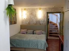 B&uuml;kk&ouml;s Bird Apartman, alojamiento con cocina en Szentendre