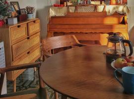 Blue house w garden & mountain view near center, hotel v destinaci Bao Loc