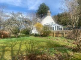 Charming cottage close to the Cairngorms, Hotel in Ballindalloch