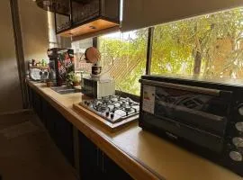 Loft moderno con cocina americana y vistas a la montaña