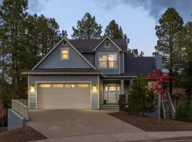 Luxury 5BR Mountain Chalet Hot Tub Game Room, hotel in Flagstaff