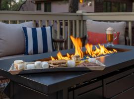 Luxury 5BR Mountain Chalet Hot Tub Game Room, hotel i Flagstaff