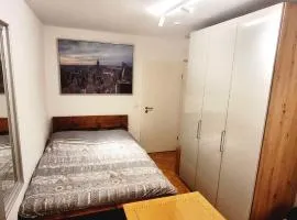 Gemütliches Zimmer mit Bad nahe Pfanzeltplatz