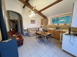 Gîte en pierres et briques près du canal du Midi, hotel en Ayguesvives