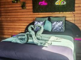 Chalet cosy avec vue imprenable, cabin in Le Luc