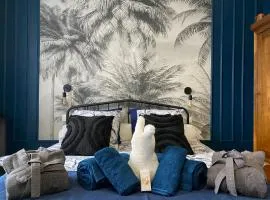 Chambre Bleu Chic et Cosy piscine spa petit déjeuner au Château des Bourdons