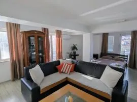 Lihnidos Home, Central Apartment, AC, Lake Access, Beach