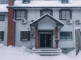 Hotel Hakuba Goryu Base, hotel en Hakuba