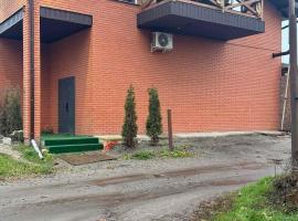 River House Hotel, hotel con estacionamiento en Romny