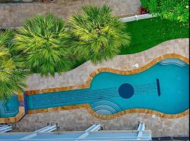 Oceanfront Mansion With Boat & Jet Ski, chalet in Key Largo