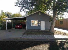 Cute 1 Bdrm Bungalow - New Flooring!，位于格里利的酒店