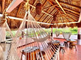 Casa Piedra Parada，Brisas de Zicatela的有熱水按摩池的飯店