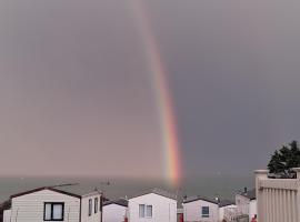 Sandhills Holiday Park Astounding Sea Views，位于本布里奇的露营地