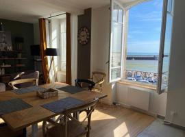 Cancale, vue mer, accès direct sur la baie du Mont-Saint-Michel, hotel in Cancale