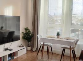 Central 1-bed flat - Walk to shops, pubs and station, hotel in Saltcoats