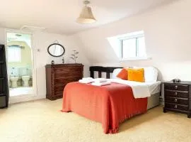 Spacious Group Accommodation with Hot Tub Near Wyboston Lakes