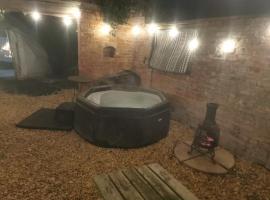 Secret Heated Dome, Hot Tub,Firepit Projector in Lincoln, hotel in Lincoln