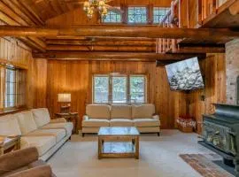 The Moose Bunkhouse: A spacious 4-bedroom retreat just 6 minutes from Yellowstone.