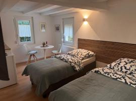 Traumhaft modernes Zimmer mit Doppelbett,,,,Gemeinschaftsbad und WC in 78554 Aldingen, hotel in Aldingen