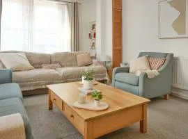 3-Bed Entire Garden Home, Walk to Beach