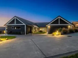 Jojo's Lookout - Stunning Lake Views with Spa