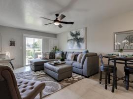 Beautiful Poolside Old Town Scottsdale Condo, hotel in Scottsdale