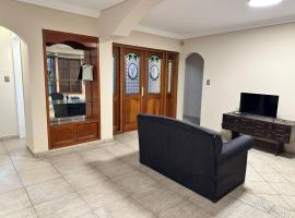 Gran Casa Amplia Ituzaingo Centro Familiar Excelente、Ituzaingóのホテル