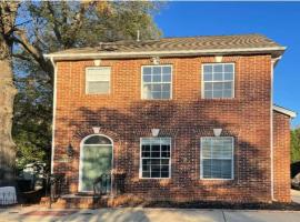 Cozy Corner Townhome, villa in Cornelius
