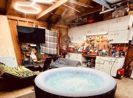 Cozy RV Farm Stay with Hot Tub WiFi and Coffee 5 Min to AHCL Hospital and Redbud Park, hotel en Clearlake