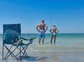 Barefoot Beach Resort in Indian Shores Minutes from Clearwater Beach, hotel v destinaci Clearwater Beach