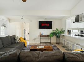 Near Safari & Beach - Backyard Games - AC - Pet OK, hotel in Escondido